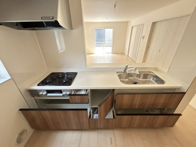 【LiveleGarden】宇都宮今宮 第5 全3邸の居間・リビング|〇3号棟　LDK17帖〇
大画面TVの設置場所にも困らない、インテリアプランが考えやすい広々リビング。リビングイン階段採用でご家族のコミュニケーションも捗ります！
