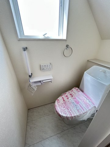 【LiveleGarden】宇都宮今宮 第5 全3邸の独立洗面台|〇3号棟　洗面化粧台〇
お顔まわりのケアがしやすい三面鏡付き洗面台。背面は収納スペースなので小物もすっきり片付き毎日気持ちよく使えます。
