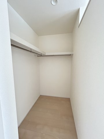 【LiveleGarden】宇都宮今宮 第5 全3邸の洋室|〇3号棟・2階6.38帖洋室〇
大きめなベッドもラクラク設置可能なゆとりある洋室。バルコニー側には室内干しスペースもございます！
※2025年8月撮影