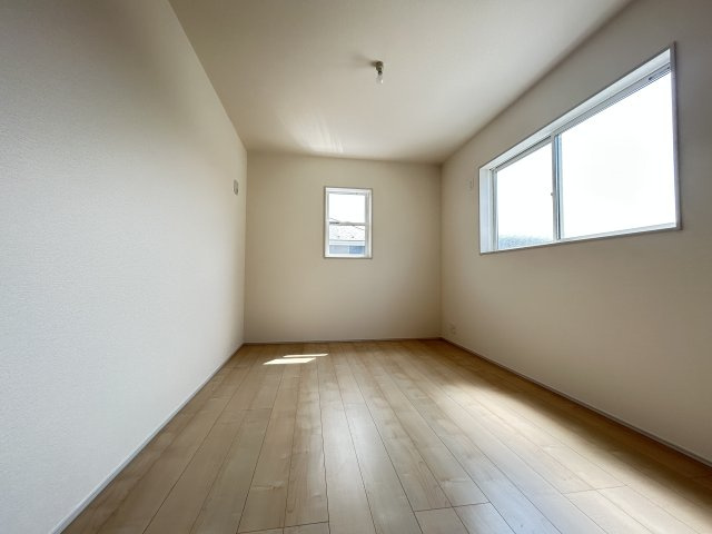 【LiveleGarden】宇都宮今宮 第5 全3邸の収納|〇3号棟　ウォークインクローゼット〇
洋服もバッグもまとめて収納できるウォークインクローゼット。見渡せるから選びやすく、毎日のコーディネートがもっと楽しくなります。
