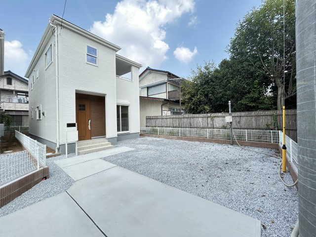 【LiveleGarden】宇都宮今宮 第5 全3邸の外観|〇2号棟【4LDK+カースペース2台】
前面道路から奥まった配置ですので、プライバシーを保ちやすいメリットがあります。
リビングイン階段採用でコミュニケーションが捗るプラン♪


