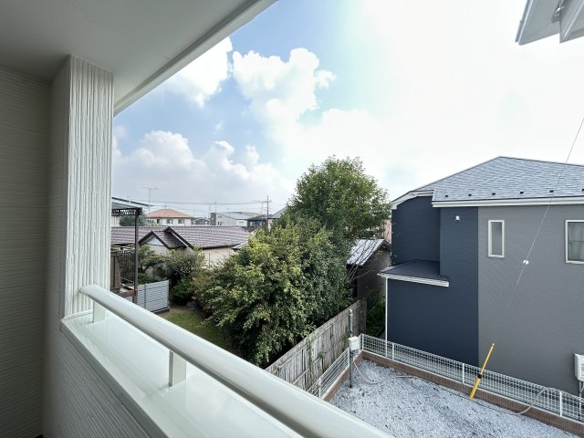 【LiveleGarden】宇都宮今宮 第5 全3邸のバルコニー|〇3号棟　インナーバルコニー〇
急な雨から洗濯物を守り濡れにくくしてくれるインナーバルコニー♪洗濯ものを干したままお仕事に行くことの多い共働き世帯にも嬉しい設計ですね♪
