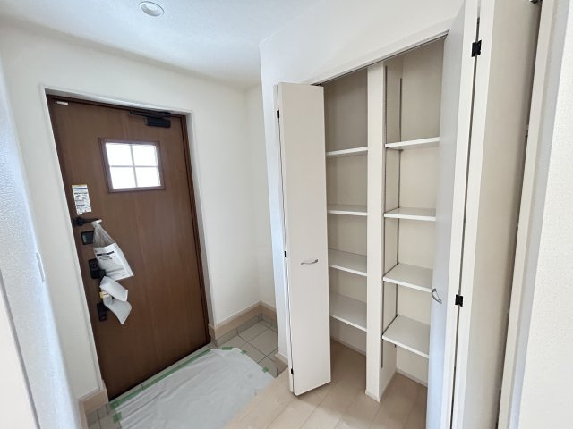 【LiveleGarden】宇都宮今宮 第5 全3邸の玄関|〇3号棟　玄関〇
増え続ける家族の履物が全部しまえるワイドな玄関収納
※2025年8月撮影