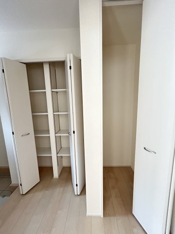 【LiveleGarden】宇都宮今宮 第5 全3邸の収納|〇3号棟　玄関ホール収納〇
靴好きさんも安心の収納力。季節ごとの靴やブーツもたっぷり入る大容量シューズボックスにホール収納♪玄関が広々快適空間に変わります。
※2025年8月撮影