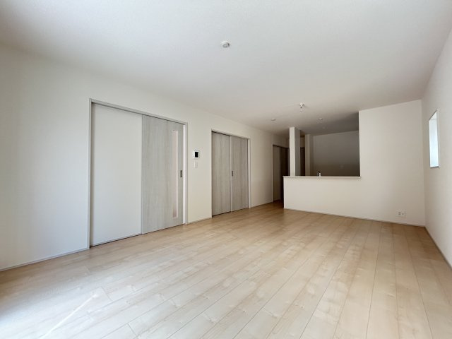 【LiveleGarden】宇都宮今宮 第5 全3邸の居間・リビング|〇2号棟　LDK16.25帖〇
リビングの横に和室を設けた和モダンな間取り。リビングイン階段で「ただいま！」「おかえり～」など、家族の会話が自然と生まれる間取り設計です。