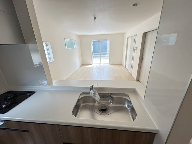 【LiveleGarden】宇都宮今宮 第5 全3邸のキッチン|〇2号棟　キッチン〇
キッチンのスライド収納は食器や調理器具が出し入れがしやすく便利です。たっぷりと収納できるので、キッチン周りをきれいに保てます♪

