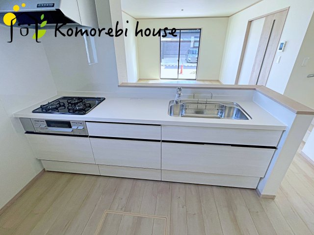 さいたま市北区吉野町2丁目192番11　新築一戸建て　Eのキッチン|お子様がついついお手伝いをしたくなる対面式キッチン♪
カウンターからの配膳はお願いしちゃいましょう♪