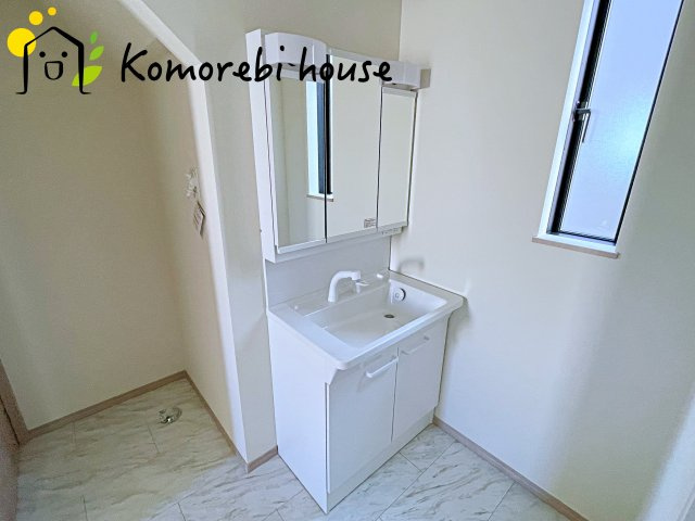 さいたま市北区吉野町2丁目192番11　新築一戸建て　Eの独立洗面台|3面鏡つきの独立洗面台。
鏡の後ろは収納なのでプライベートなものも収納可能です♪