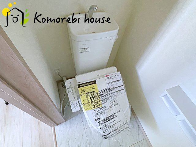 さいたま市北区吉野町2丁目192番11　新築一戸建て　Eのトイレ|落ち着いた空間のお手洗い。
温水洗浄便座もついています♪