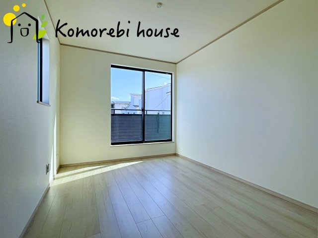 さいたま市北区吉野町2丁目192番11　新築一戸建て　Eの寝室|ベランダに面して明るい洋室はご夫婦にいかがでしょうか。
ベッドにドレッサーを置いて奥様のお気に入りの空間に♪