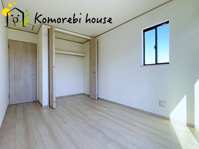 さいたま市北区吉野町2丁目192番11　新築一戸建て　Eの寝室|高さのある収納つき。
ハンガーパイプ付きでワイシャツもしわがつきません♪