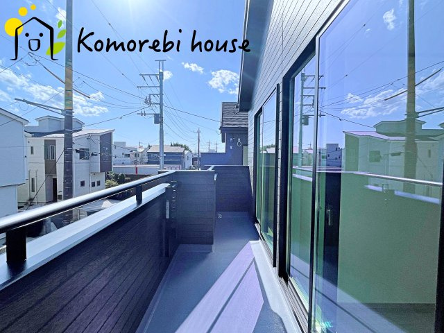 さいたま市北区吉野町2丁目192番11　新築一戸建て　Eのバルコニー|2部屋を行き来できるワイドバルコニー。
洗濯物を取り込むときはそれぞれのお部屋に置いて片付けも楽々♪