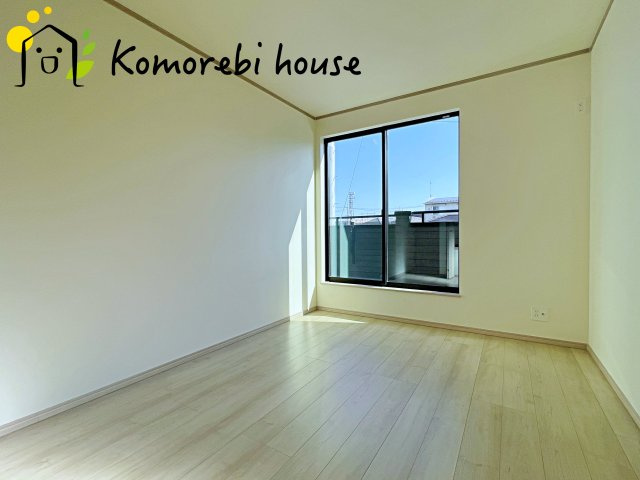 さいたま市北区吉野町2丁目192番11　新築一戸建て　Eの洋室|こちらもバルコニーに面しており明るい陽が入ります！
ベッドにテレビに自分好みのお部屋を作りましょう♪