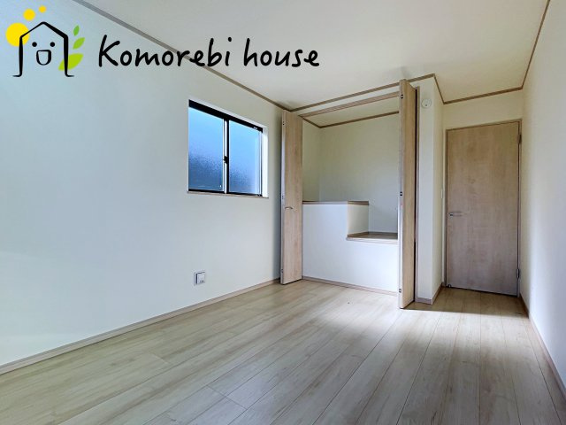 さいたま市北区吉野町2丁目192番11　新築一戸建て　Eの洋室|段差を利用してうまく収納してみましょう♪
カラーボックスをおいて仕分け上手に♪