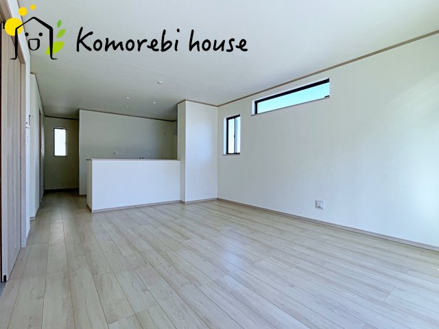 さいたま市北区吉野町2丁目192番11　新築一戸建て　Eの居間・リビング|キッチンの前にはダイニングテーブルを置いてご家族揃って夕ご飯♪
お料理中でも会話が楽しめます♪