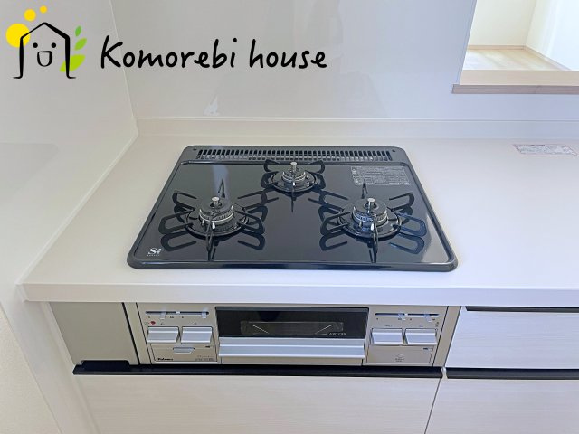 さいたま市北区吉野町2丁目192番11　新築一戸建て　Eのキッチン|3口あればお料理の幅も広がるシステムキッチン♪
追加工事でIHクッキングヒーターに変更も可能です！