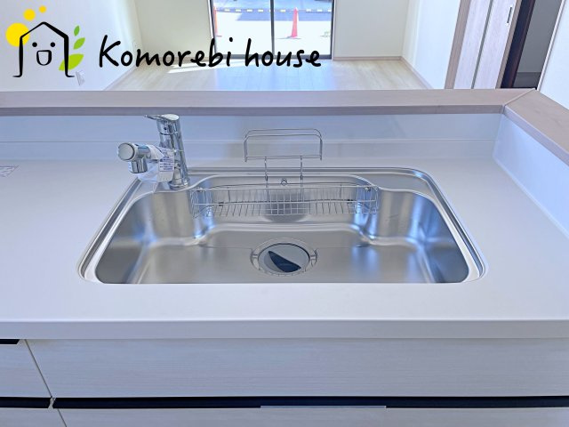 さいたま市北区吉野町2丁目192番11　新築一戸建て　Eのキッチン|家族4人分の洗い物も洗える広さのあるシンク♪
対面式でご家族との会話も楽しめます♪
