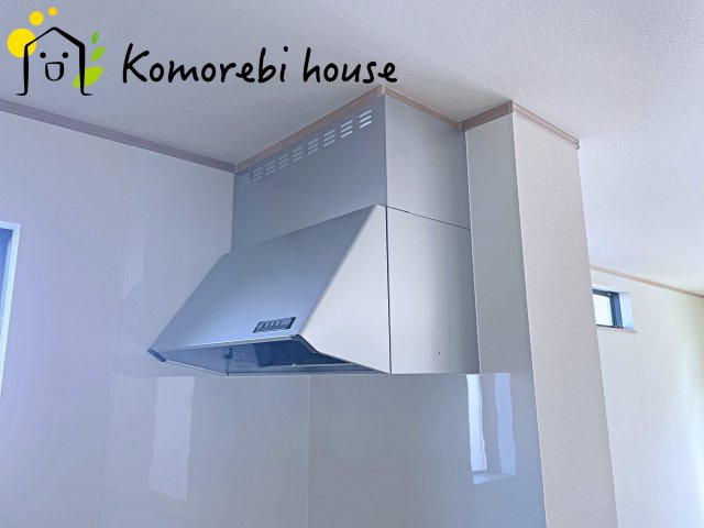さいたま市北区吉野町2丁目192番11　新築一戸建て　Eのキッチン|匂いや煙をしっかり吸い込む大き目のフード♪
部屋中に広がらないのはこのフードのおかげです♪