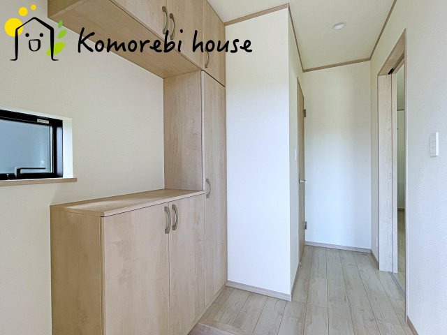 さいたま市北区吉野町2丁目192番11　新築一戸建て　Eの玄関|ただいまー！と帰宅すればこんな雰囲気♪
明るい配色で毎日帰ってくるのが楽しみに♪