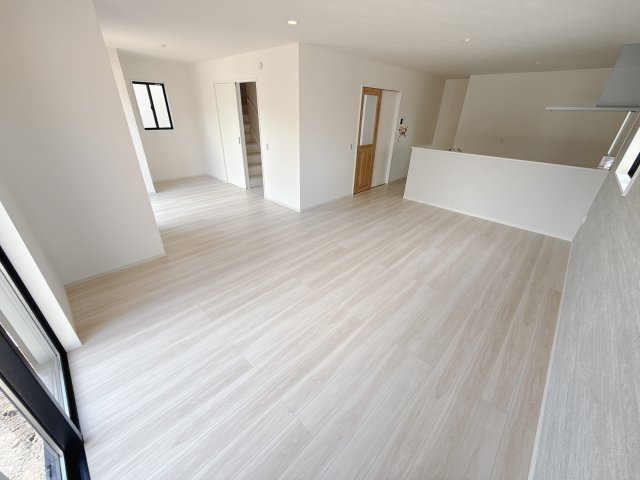 【LIGARE】宇都宮西原町 2期 全4邸の居間・リビング|〇2号棟・LDK17.3帖+4.6帖〇
キッチンから視線が通るリビングは自然とコミュニケーションが生まれ家族が集まる空間に。南面の大きな窓から心地よい陽光をと採り込みます。
※2025年8月撮影