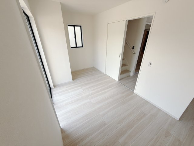 【LIGARE】宇都宮西原町 2期 全4邸の洋室|〇2号棟・LDK17.3帖+4.6帖〇
間仕切壁を設置すれば独立した洋室になります。ご家族のライフプランの変化に対応できるプランです。
※2025年8月撮影