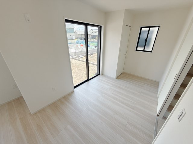 【LIGARE】宇都宮西原町 2期 全4邸の洋室|〇2号棟・LDK17.3帖+4.6帖〇
目に前のお庭を眺めながらくつろげる洋室。家庭菜園の成長具合、ガーデニングのお花の様子、お子様やペットさんの遊ぶ姿を見ながらほっと一息♪
※2025年8月撮影