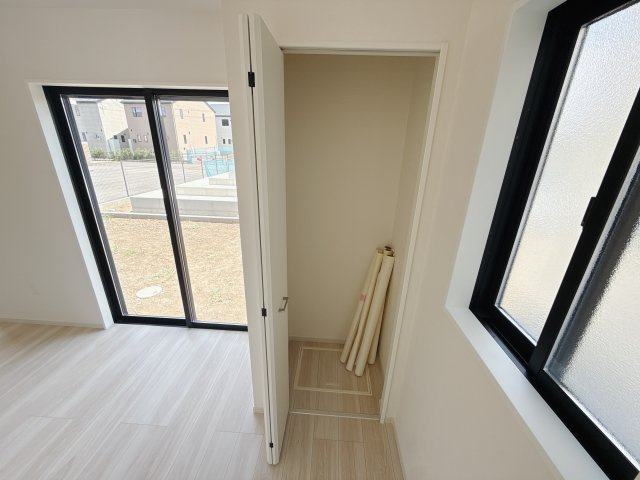 【LIGARE】宇都宮西原町 2期 全4邸の収納|〇リビング収納〇
散らかりがちなリビングにちょっとした着替えやおもちゃがしまえる収納を設けました。お子様のお片付けの練習も一緒にできます。
※2025年8月撮影