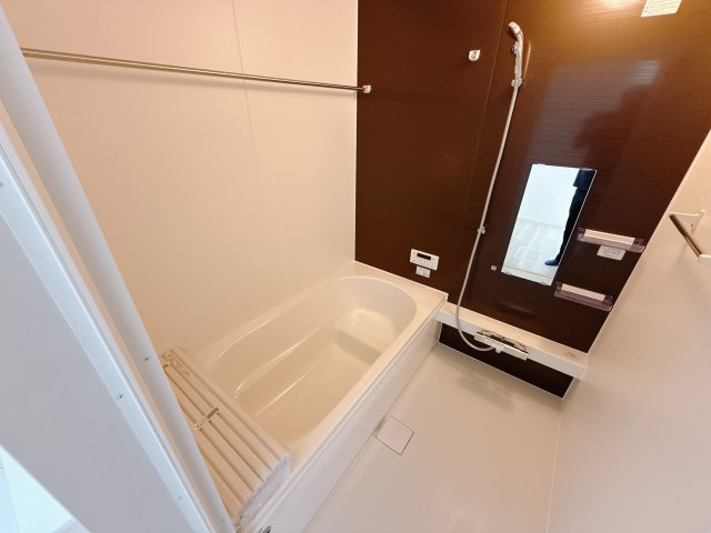 【LIGARE】宇都宮西原町 2期 全4邸の浴室|〇2号棟浴室〇
浴室暖房乾燥機も完備しておりますので、カビの心配が無いのはもちろん、雨の日のお洗濯物はお風呂で乾かせます。
※2025年8月撮影