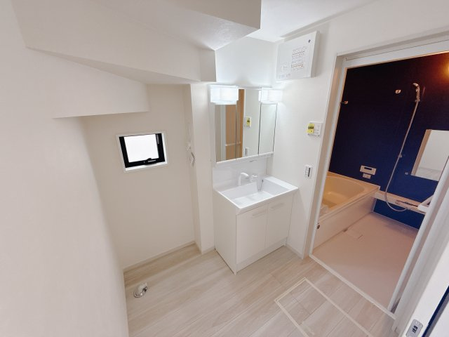 【LIGARE】宇都宮西原町 2期 全4邸の洗面所|〇2号棟洗面化粧台〇
洗面脱衣室には使いやすい三面鏡を設置しました。鏡の裏側には便利な収納スペースがついており、使いやすい仕様です。　
※2025年8月撮影