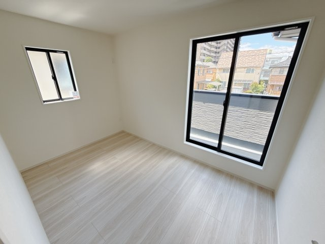 【LIGARE】宇都宮西原町 2期 全4邸の洋室|〇2号棟・2F洋室5帖〇
プライベートバルコニーにつながる5帖のお部屋。書斎やテレワーク、主にもお部屋として大活躍できるサイズ感です。
※2025年8月撮影