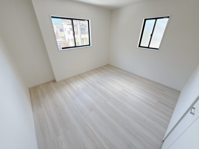 【LIGARE】宇都宮西原町 2期 全4邸の洋室|〇2号棟・2F洋室7.1帖〇
ベッドと机を無理なく置ける、お子様用にちょうどいい広さのお部屋です。自分だけの時間を大切にできて勉強にも集中できます。
※2025年8月撮影