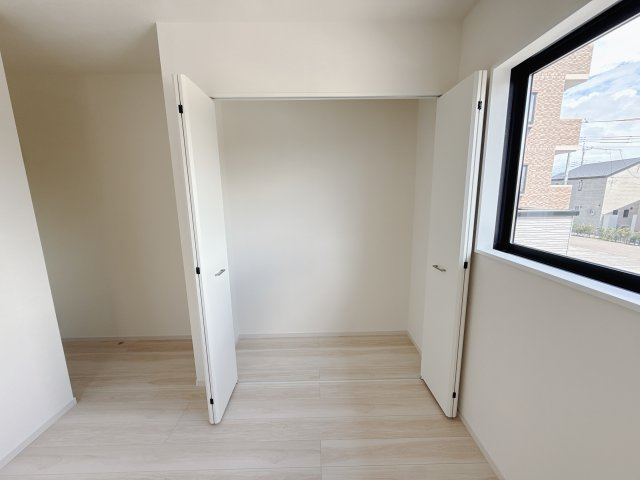 【LIGARE】宇都宮西原町 2期 全4邸の収納|○２号棟　2Fクローゼット
使いやすいクローゼット付きですので、洋服や小物をすっきり収納できてお部屋を広く使えます。毎日の身支度も快適です。
※2025年8月撮影