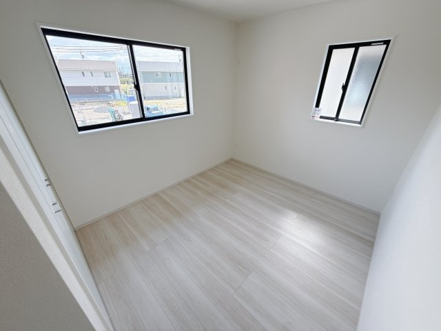 【LIGARE】宇都宮西原町 2期 全4邸の洋室|〇2号棟・2F洋室5.7帖〇
ひとり時間を楽しむのにちょうどいいサイズ感のお部屋です。2階ならではの眺望も毎日の暮らしに彩りを添えてくれます。
※2025年8月撮影