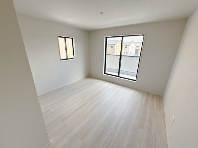 【LIGARE】宇都宮西原町 2期 全4邸の洋室|〇2号棟・2F洋室9帖〇
大容量ウォークインクローゼット付き主寝室。バルコニーに面しているため、お洗濯干しもラクラク、明るいお部屋です。
※2025年8月撮影