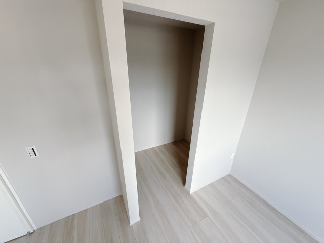 【LIGARE】宇都宮西原町 2期 全4邸の収納|〇2号棟　2Fウォークインクローゼット〇
レイアウト自由自在♪収納ボックスを使ったり可動棚を設置してより空間を立体的に使いやすく、あなた好みにカスタマイズ出来ます。 
※2025年8月撮影