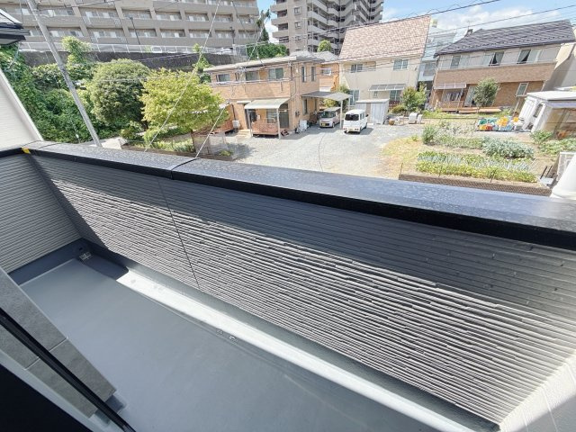 【LIGARE】宇都宮西原町 2期 全4邸のバルコニー|〇2号棟　バルコニー〇
外の空気を感じながら、ほっと一息。洗濯物を干すだけじゃない、バルコニーが暮らしにちょっとした贅沢と開放感を届けてくれます。
※2025年8月撮影