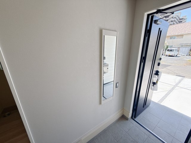 【LIGARE】宇都宮西原町 2期 全4邸の玄関|〇2号棟〇
ゆとりある玄関ホール♪お客様をお出迎えする玄関は、白を基調とした清潔感のあふれる空間です。お出かけ前に姿見で身だしなみチェックをどうぞ♪
※2025年8月撮影