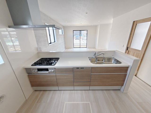 【LIGARE】宇都宮西原町 2期 全4邸のキッチン|〇2号棟〇
お料理をしながらお子様の様子を見守ることができる対面キッチンを採用。コミュニケーションがとりやすく、家族の絆が深まります。
※2025年8月撮影