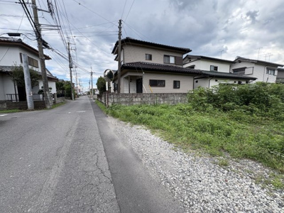 【前面道路含む現地写真】 | 【宝木本町第2期　現地外観】
※令和7年8月時点