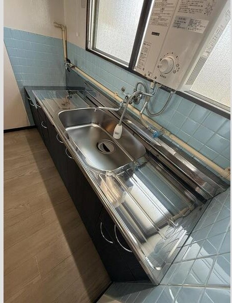 服部コーポのキッチン|コンパクトなキッチンで掃除もラクラク