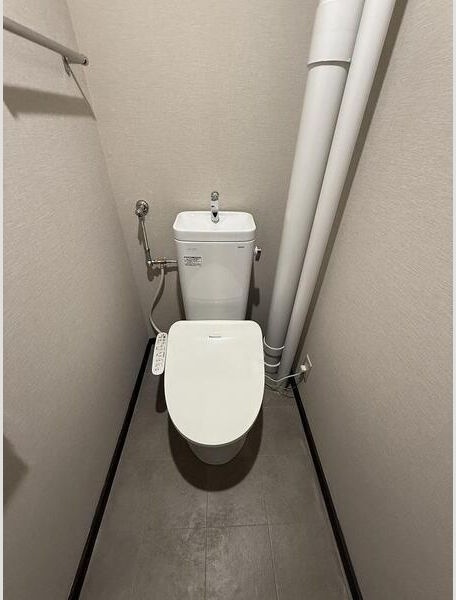 服部コーポのトイレ|落ち着いた色調のトイレです