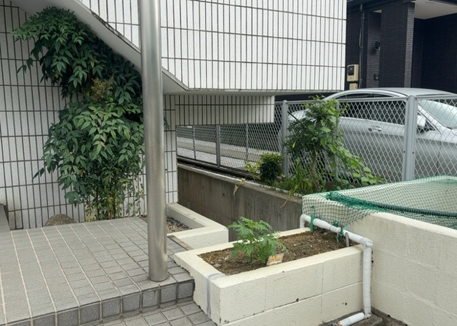 【庭】 | ダイホ―プラザ相模原 | 物件によっては、入居者が個人的に使用できる専用庭がついているものもあります。また、住宅の中にある土間の部分を庭と呼ぶこともあります。庭の用途は住む人によって変わり、それによってデザインもさまざまです。