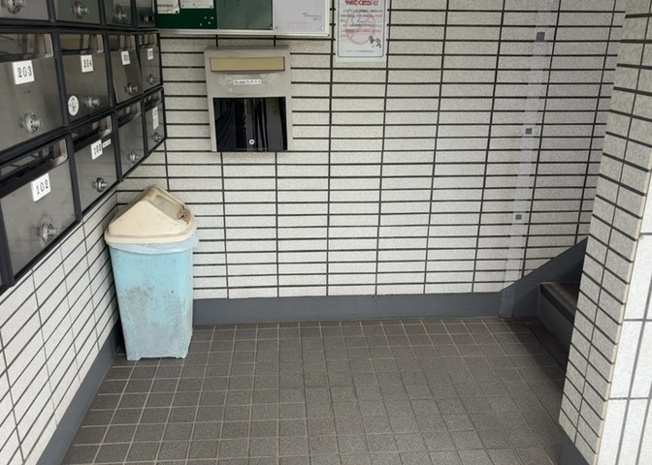 【ロビー】 | ダイホ―プラザ相模原 | ラウンジは、マンションの共用スペースに椅子やテーブルなどを配置した利用者が寛げる空間です。屋内型ラウンジと屋外型ラウンジがあります。共用部分の管理状況と合わせて、詳細については現地でご確認ください。