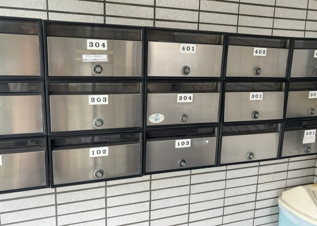 【設備】 | ダイホ―プラザ相模原 | エントランス付近に設置されている集合ポストは、住んでいる部屋と離れているため、ポストをあさるなど誰かに何かされていても被害に気づきにくいです。入居する時には他人に特定されにくい番号で鍵をかけましょう！