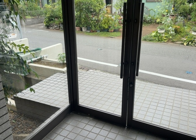 【ロビー】 | ダイホ―プラザ相模原 | ロビーというと、エントランスと何がちがうの？と思いますよね。実はロビーとエントランスには明確な決まりはありません。物件によっては、エントランスを入って広がるある程度の広さのある空間がロビーとなります。