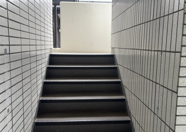 【その他共用部分】 | ダイホ―プラザ相模原 | 共用部分は、一棟の建物に住む区分所有者全員が共同で所有するとし、共用部分の管理、補修などは、区分所有者で形成される管理組合が行います。個人の判断で勝手に変更することはできませんので覚えておきましょう。