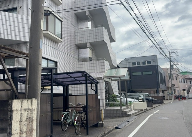 【外観】 | ダイホ―プラザ相模原 | 隣家の土地はどうなっているのか、生活利便施設が近くにあるのか、学校まで近いかなど、お客様のライフスタイルにあわせたイメージが重要です。また、近くにあると困る施設が近くにないかも確認するといいでしょう。