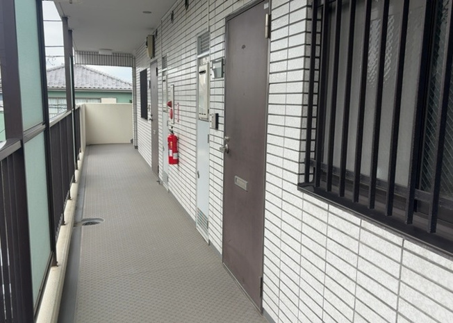 【玄関】 | ダイホ―プラザ相模原 | 玄関は家の顔でもあり、家族以外の目にも止まる場所です。玄関は外との間を仕切る扉、靴などをしまっておく収納スペース、靴脱ぎのたたきスペース、来客とのやり取りをするドアホンなど複数のアイテムからなります。