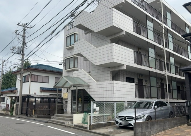 【外観】 | ダイホ―プラザ相模原 | 外観はマンション管理がされているかの目安になります。築年数が古いと、壁面は劣化してひび割れが生じることも！建物が古びていても細かいところが修繕されていると、きちんと管理されているなぁと感じるでしょう。