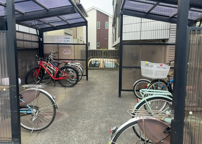 【駐車場】 | ダイホ―プラザ相模原 | 車一台あたりに必要なスペースは、標準サイズの普通自動車で横幅2m50cm、長さ5mは必要になります。ただし、乗降のことも考慮して横幅3m30cm、長さ5m50cmほどは確保できるところを選びましょう。